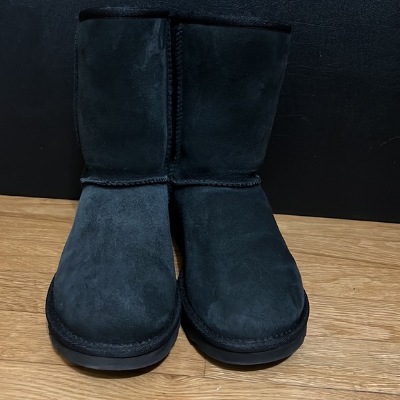 UGG Classic Short ll Boots - Picture 4 of 7